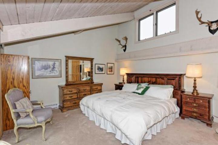55 Upper Woodbridge Rd Unit F 4 Condo in Snowmass Village, CO