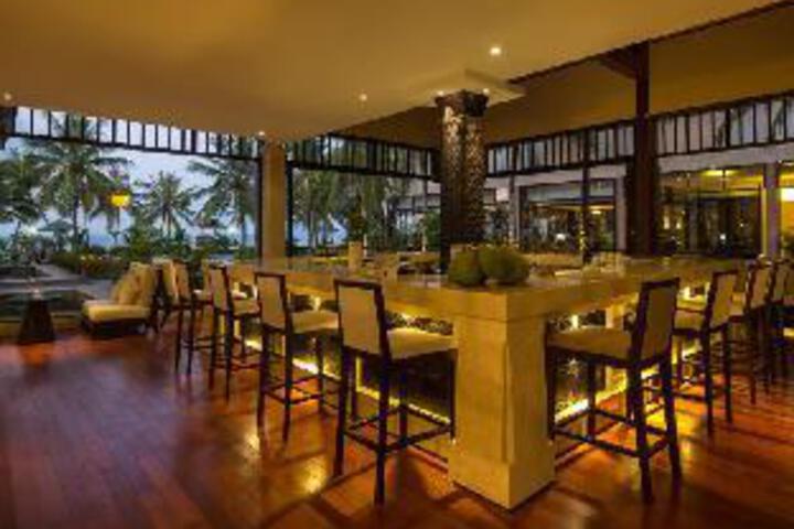 Lounge 16 of 23