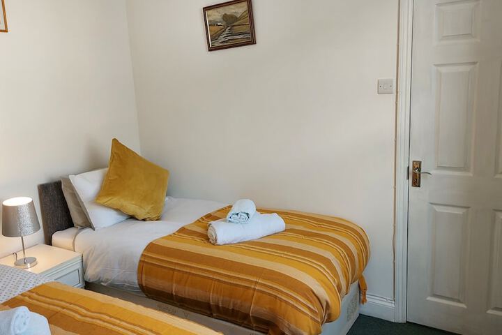 Room 10 of 28