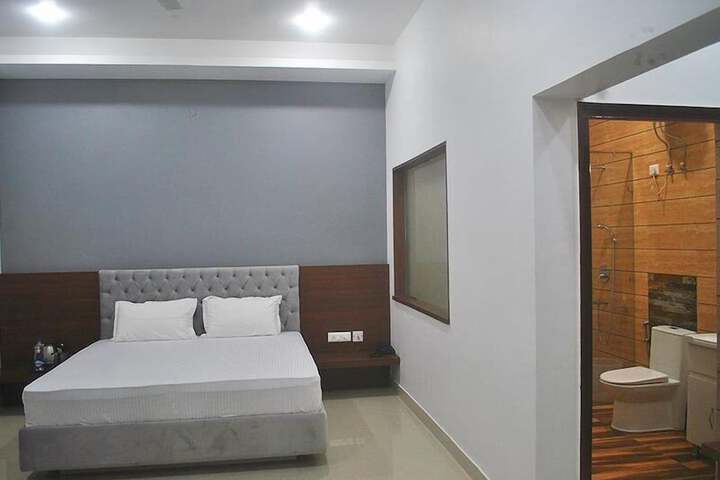 Room 7 of 27