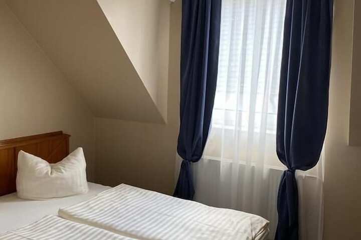 Room 6 of 14