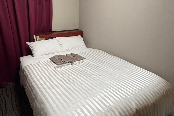 Room 2 of 6