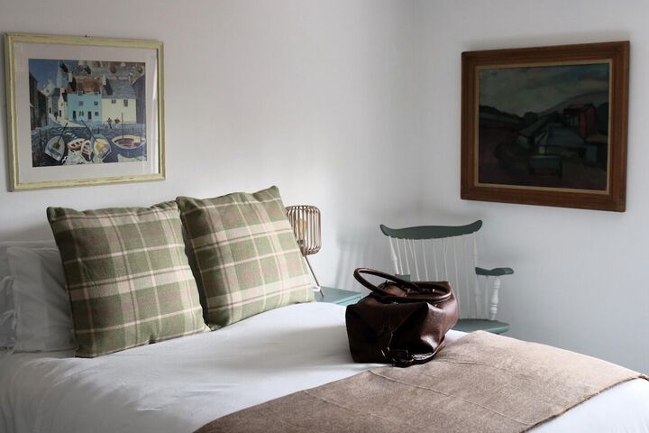 Room 4 of 28