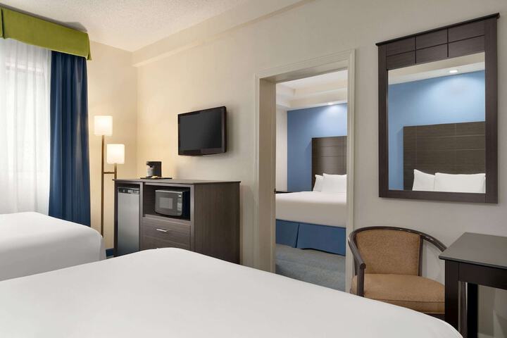 1 King Bed (2 of 10)