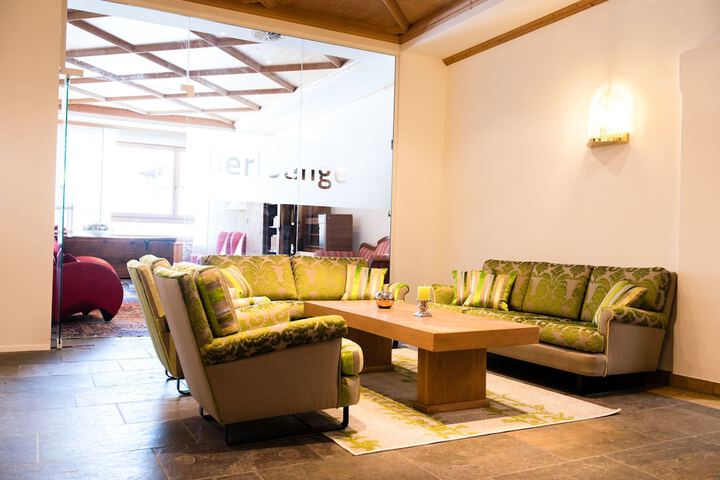 Lounge 104 of 112