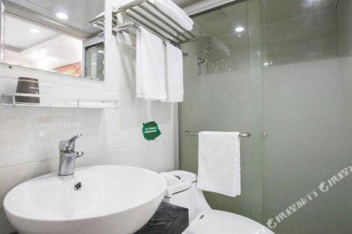 Yibai Liangpin Hotel (Darunfa Store Shijia South Road Jiashan County)