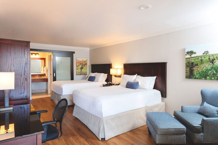2 Queen Beds (2 of 17)