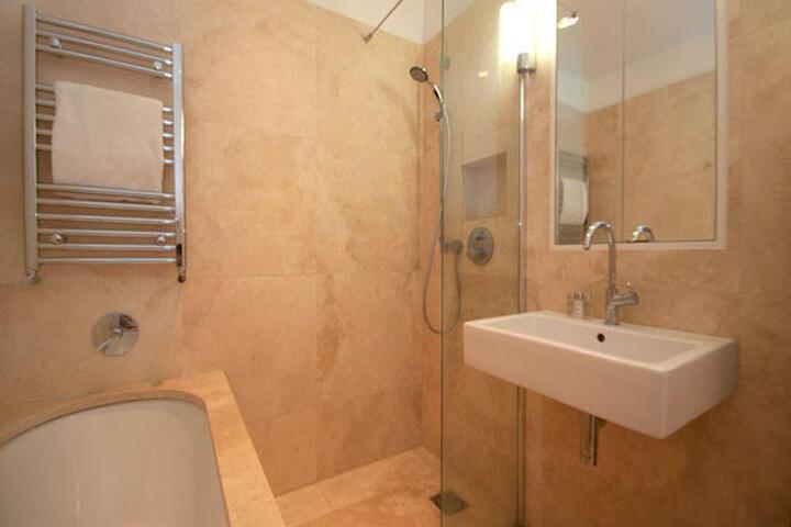Room 2 of 5