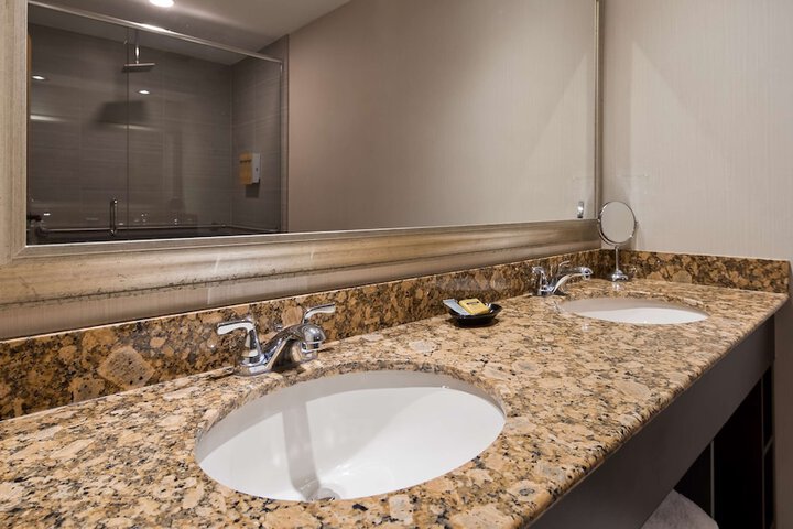 Suite 1 King Bed Microwave and Refrigerator WiFi Full Breakfast (26 of 31)