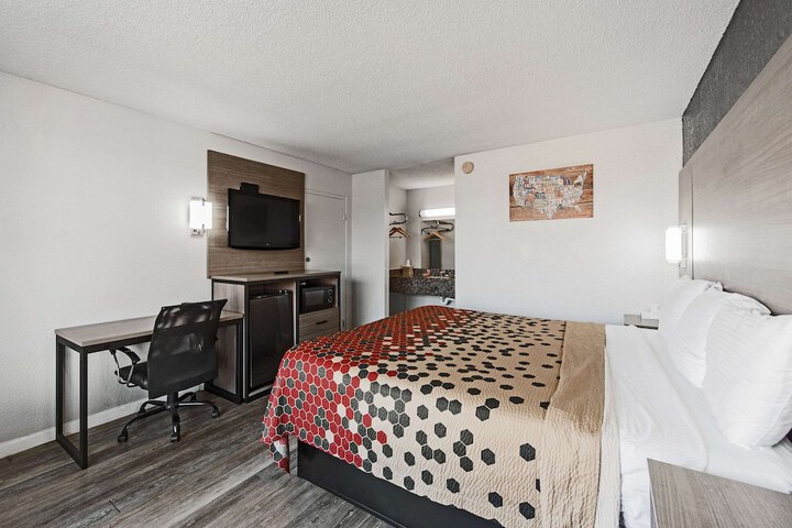 1 Queen Bed (24 of 27)