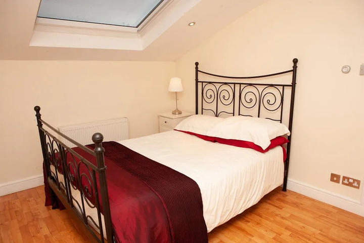 Room 2 of 10