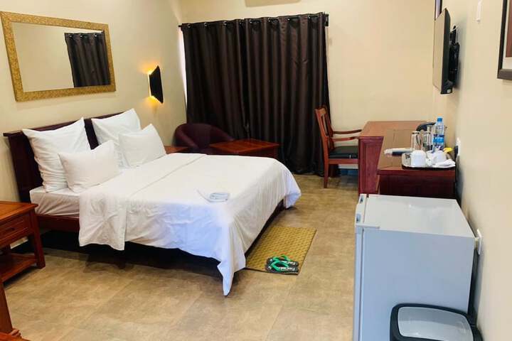 Room 10 of 28