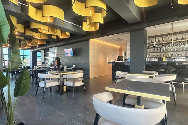 Lounge 130 of 142