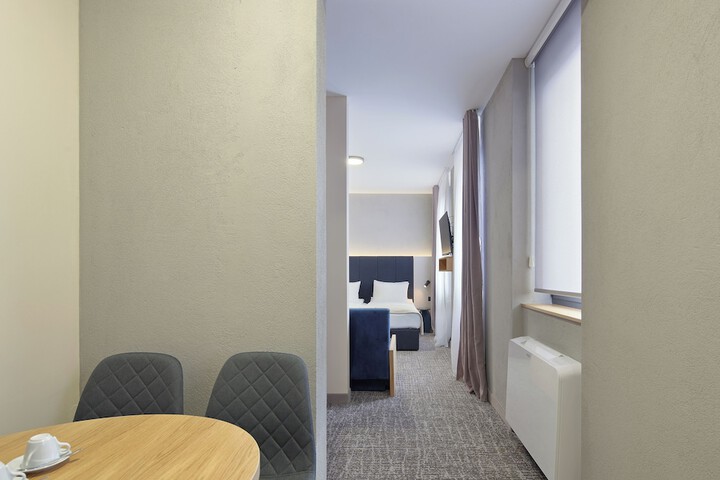 Room 16 of 80