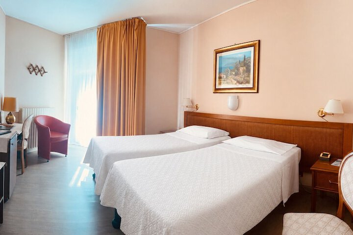 Room 25 of 93