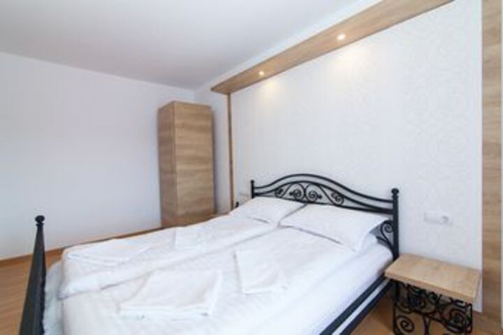 Room 12 of 25