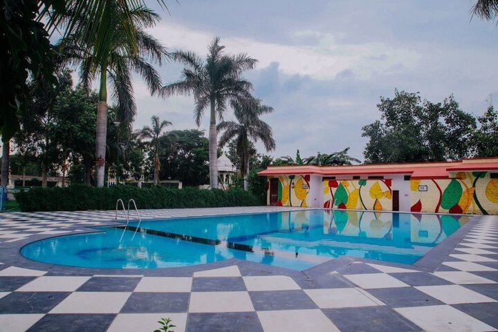 Hotel with Pool