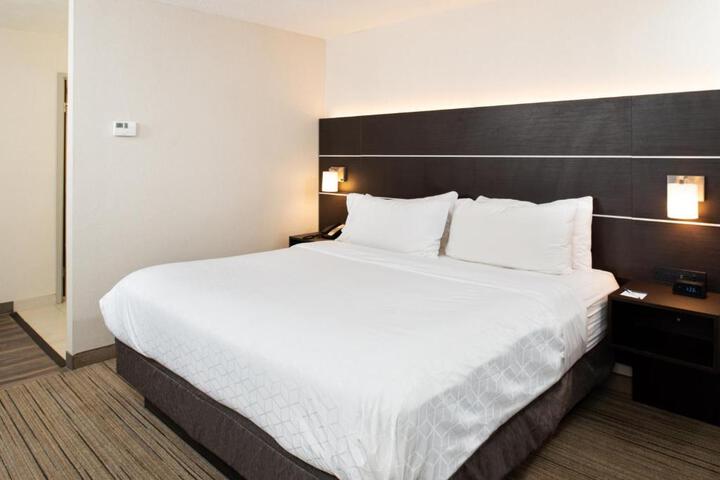 1 King Bed (16 of 23)