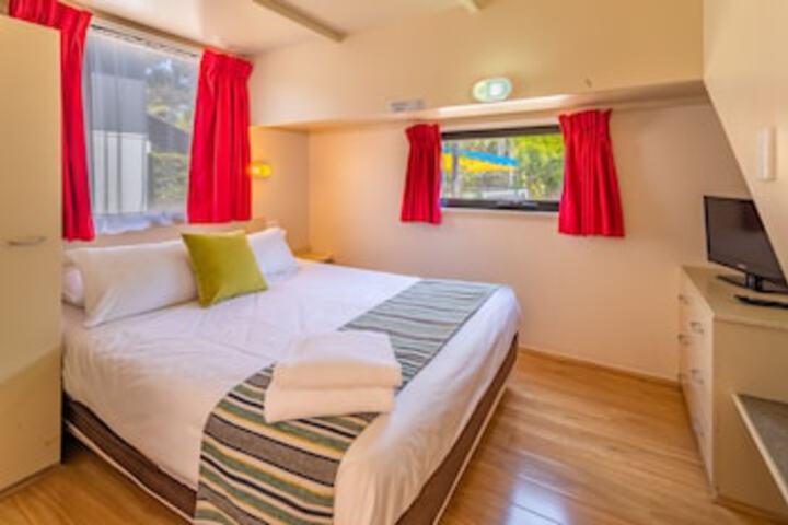 Room 4 of 213