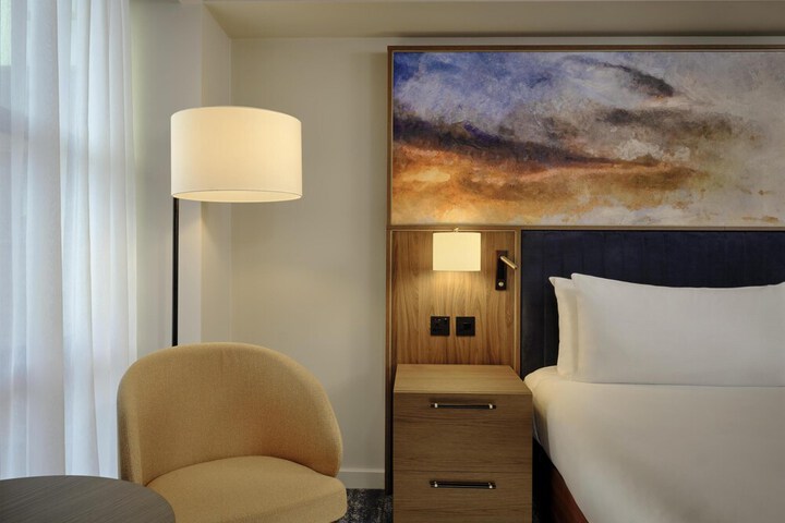 Room 25 of 87