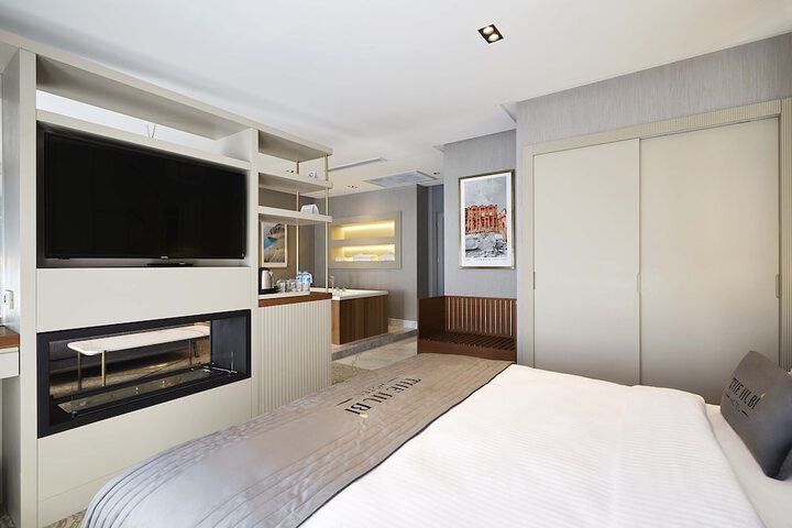 Room 12 of 76
