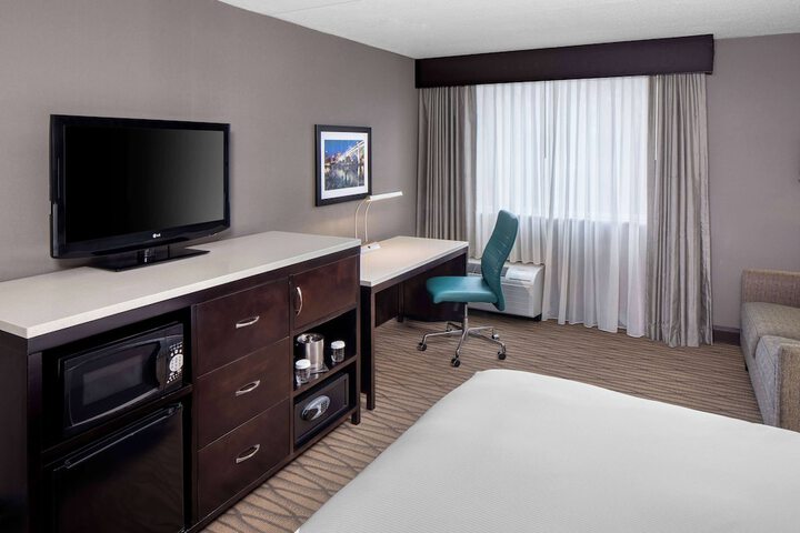 1 King Bed Mobility Hearing Accessible Room Bathtub with Grab Bars (12 of 15)