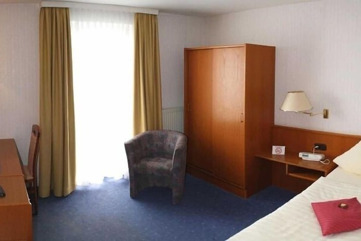 Room 4 of 28