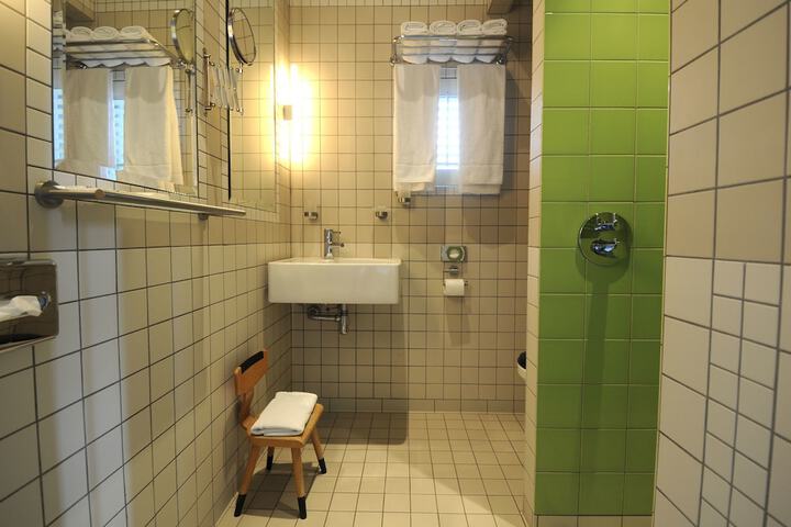 Room 30 of 48