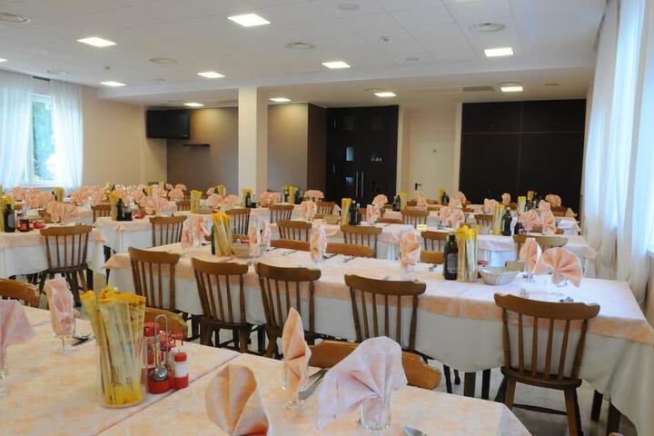 Ballroom/Hall 40 of 41