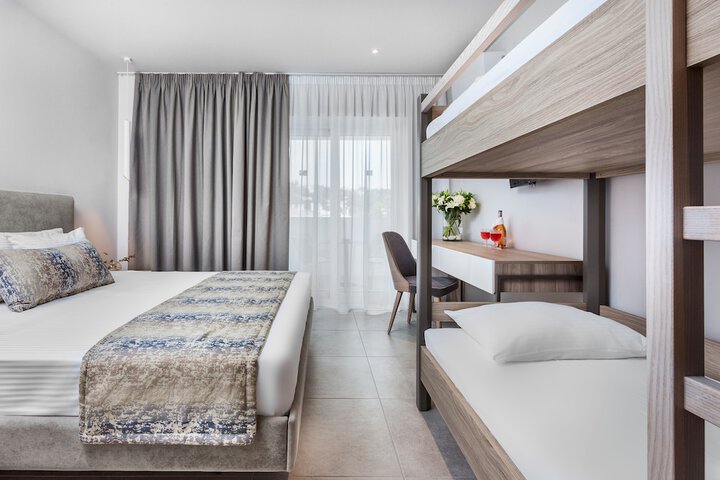 Room 90 of 221