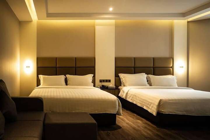Room 17 of 34