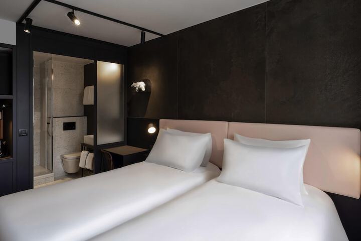 Room 33 of 102