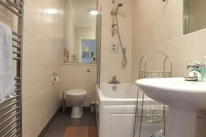 Room 8 of 18