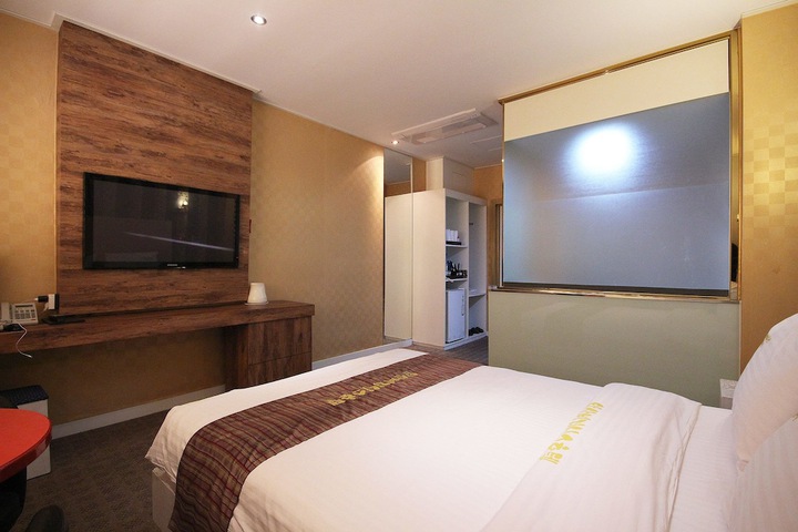 Room 12 of 52
