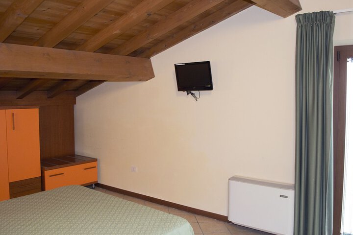 Room 4 of 40
