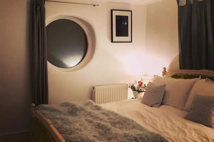 Room 4 of 7