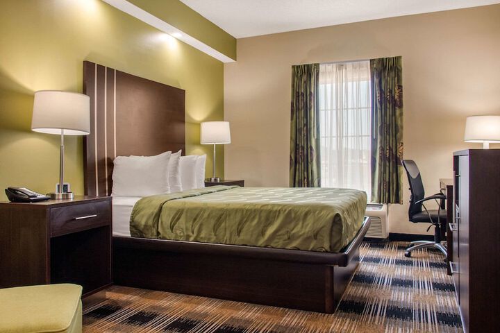 1 Queen Bed (8 of 17)