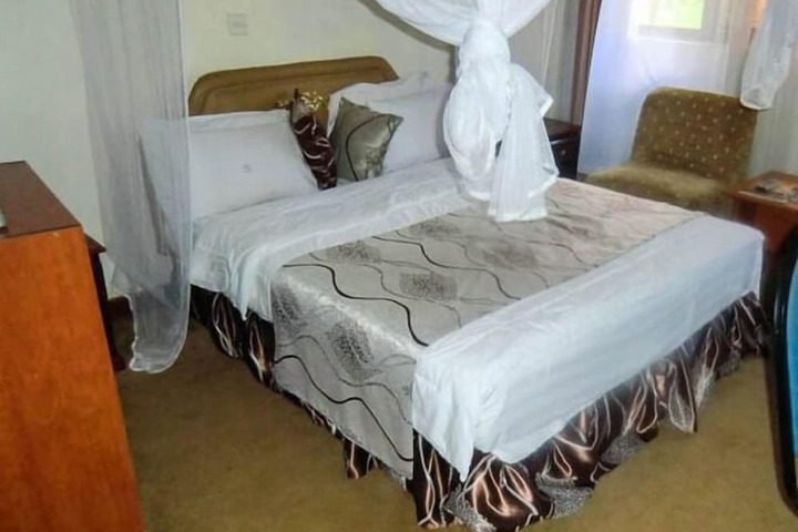 Room 6 of 13