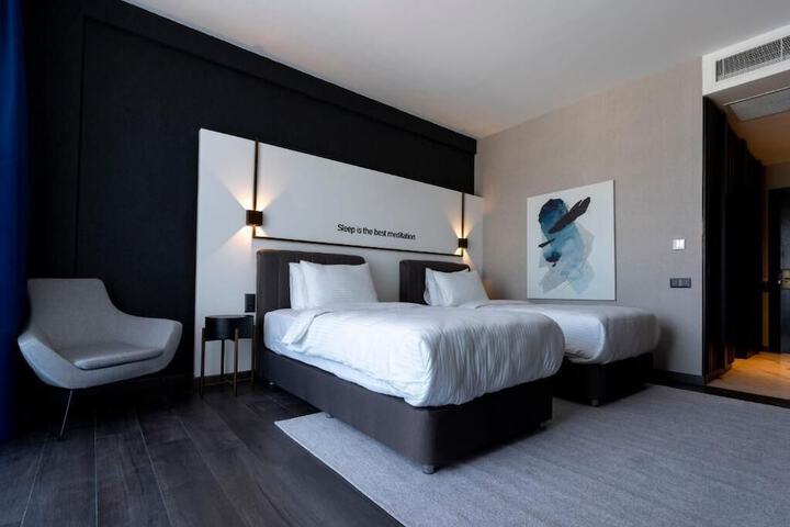 Room 11 of 46