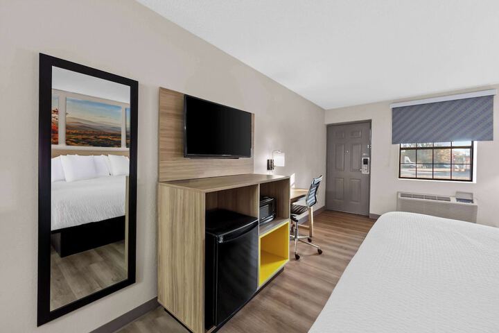 1 King Bed (8 of 18)