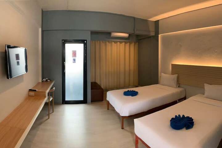 Room 5 of 10