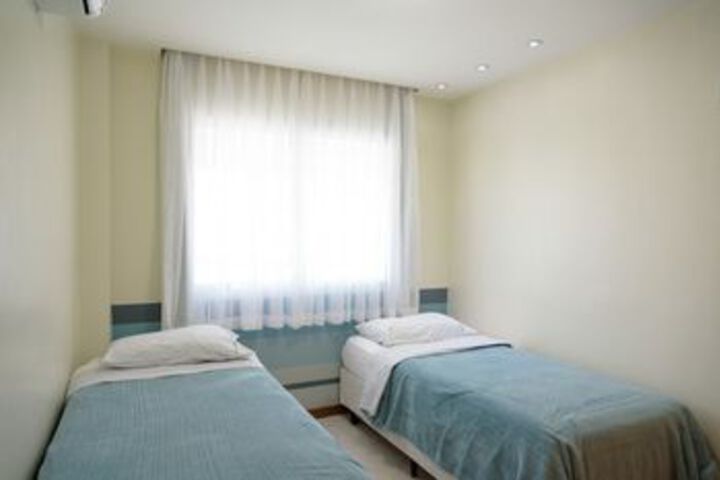 Room 10 of 32