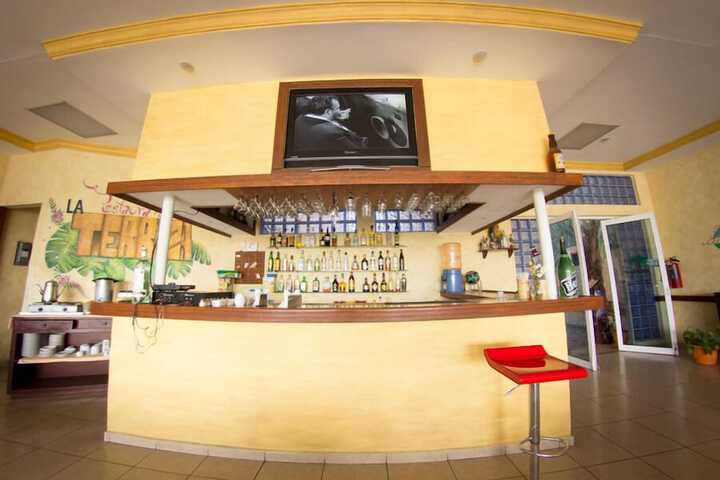 Lounge 17 of 35
