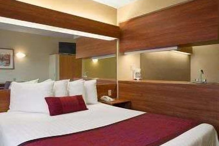 1 Queen Bed (6 of 6)