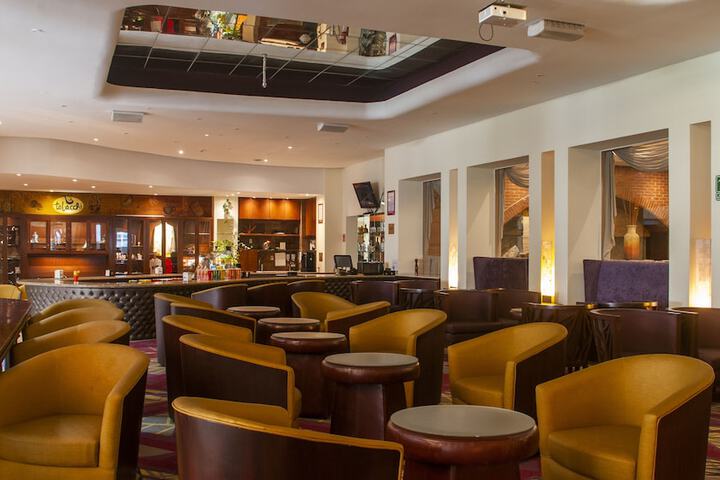 Lounge 21 of 33