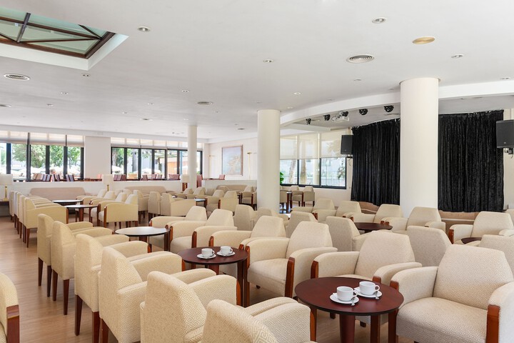 Lounge 70 of 93