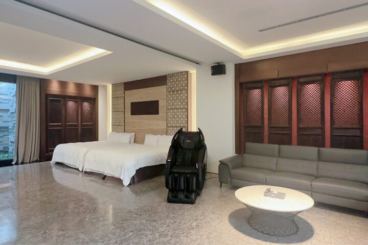 Room 8 of 82