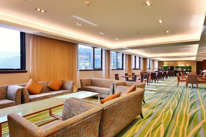 Lounge 103 of 122