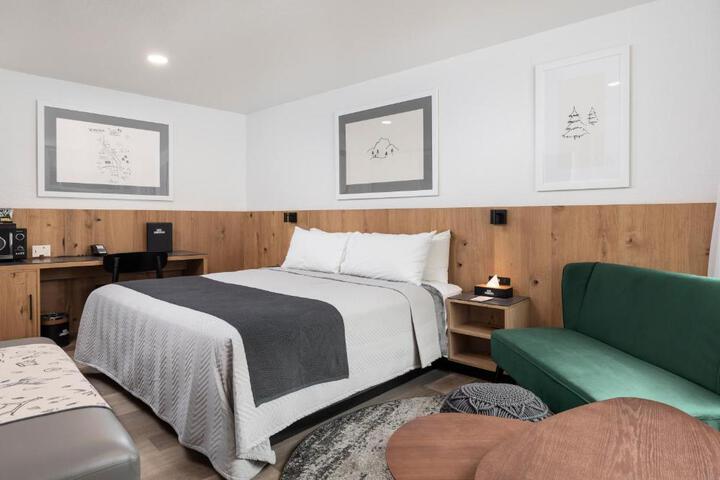 1 King Bed (8 of 24)