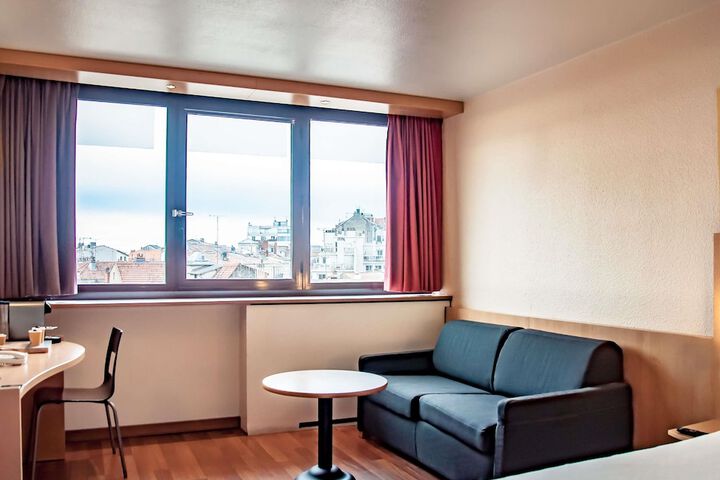 Room 18 of 98